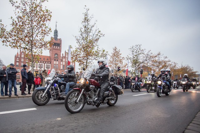 11 listopada w setną rocznicę odzyskania niepodległości ulicami Słupska przejechała biało-czerwona parada motocykli. Zobacz fotogalerię.