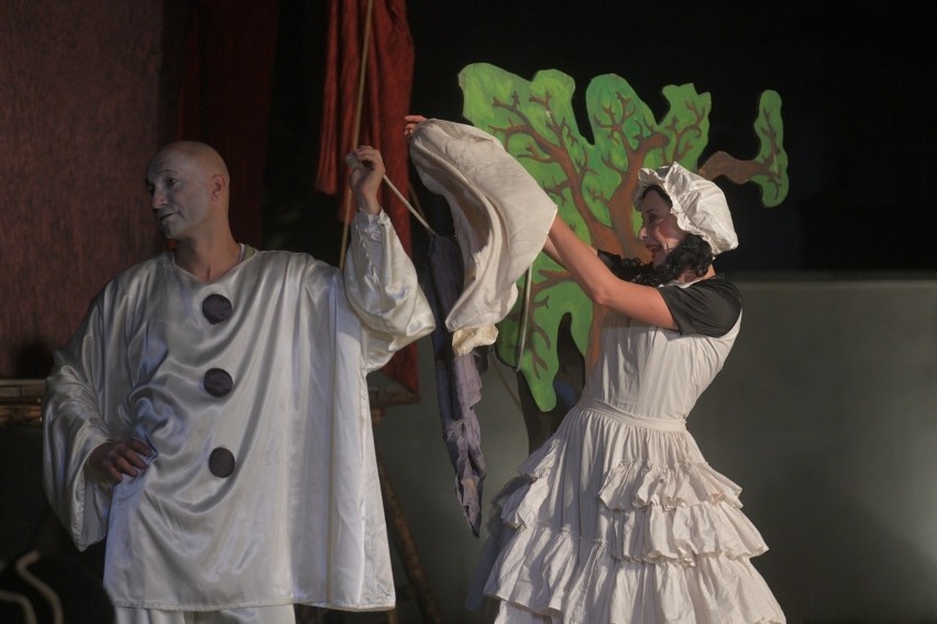 Teatr Pantomimy MIMO pokazał spektakl "Komedianci" podczas festiwalu Ulica Teatralna w Radomiu