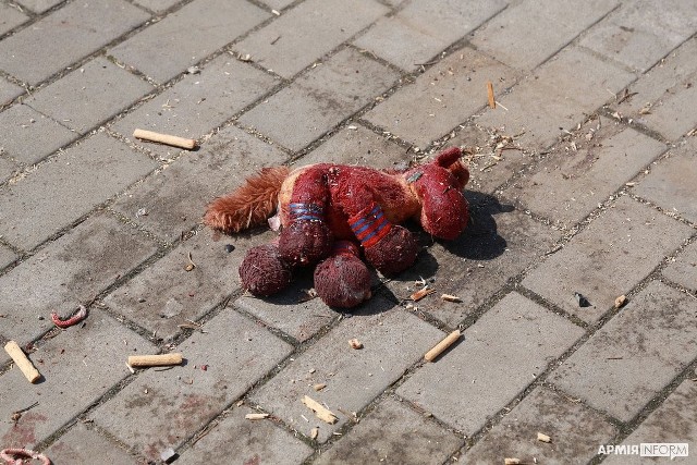 Zabawka ze śladami krwi. Wśród ofiar masakry dokonanej przez Rosjan są dzieci