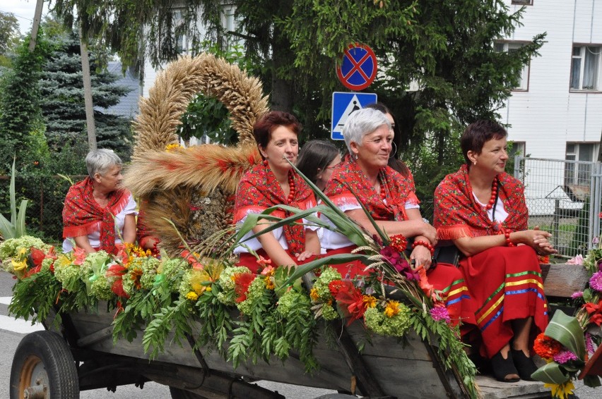 Mieszkańcy gminy Wilczyce podziękowali za tegoroczne plony. Był korowód z pięknymi wieńcami i msza dziękczynna [ZDJĘCIA]
