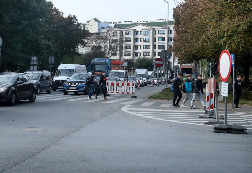 Utrudnienia na placu Zwycięstwa dla pasażerów i kierowców