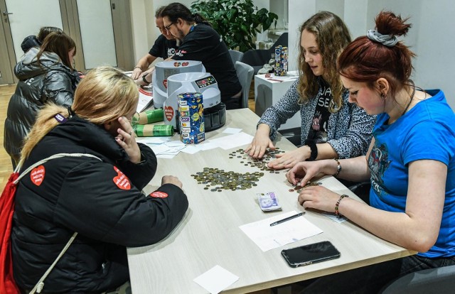 Wielkie liczenie datków, które zebrali wolontariusze w niedzielę (29 stycznia), trwało w Bydgoskim Centrum Organizacji Pozarządowych i Wolontariatu przy ul. Gdańskiej do późnych godzin wieczornych.