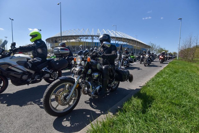 Mototurystyka.com już po raz dwunasty zorganizowała otwarcie nowego sezonu motocyklowego. Głównym punktem programu, jak co roku, była efektowna parada z Torunia do Łubianki. Także i tym razem miejscem startu była Motoarena. Przed rokiem frekwencja na stadionie żużlowym dopisała - we wspólnym przejeździe wzięły udział setki maszyn. Dziś (30.04) nie mogło być inaczej - zresztą zobaczcie zdjęcia z imprezy