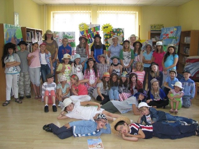 Uczestnicy wakacyjnych zajęć w bibliotece