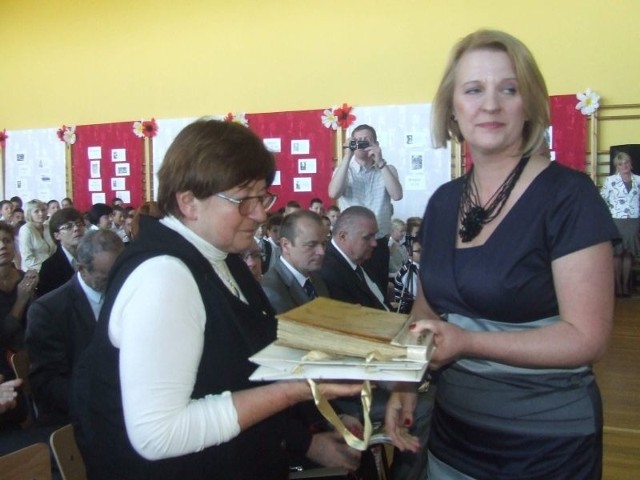 Janina Zgrzembska, córka Ireny Sendlerowej, przekazała pamiątki po mamie na ręce dyrektor Ewy Kaczmarek
