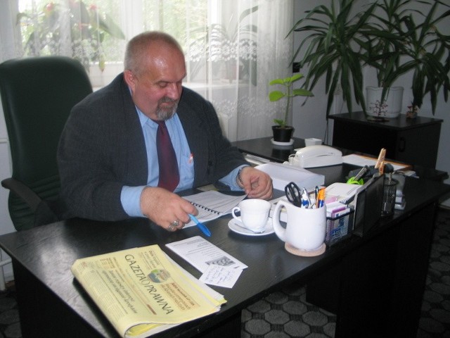 &#8211; Dziś Adama Oczaka, dyrektora Powiatowego Urzędu Pracy w Tarnobrzegu wspiera dwóch zastępców. Jak długo? Tego nie wie nawet sam starosta.