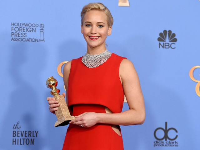 Aktorka Jennifer Lawrence pozująca fotografom podczas konferencji prasowej, po odebraniu Złotego Globu w kategorii "Najlepsza aktorka". 73. gala rozdania nagród Złote Globy w Beverly Hills (10.01.2016, USA).