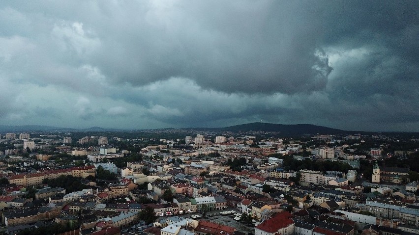 Potężne burze nad regionem świętokrzyskim! Zerwane dachy. RAPORT 