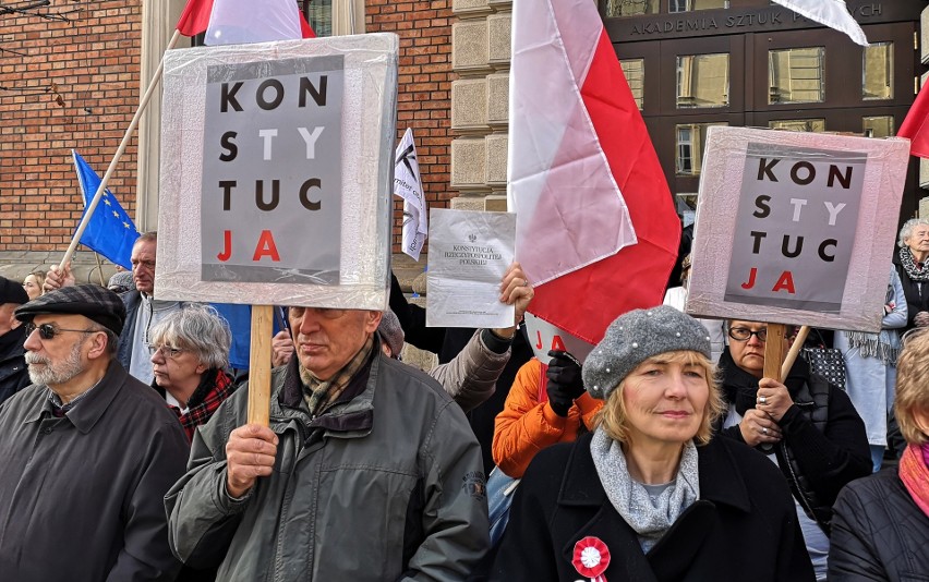 Kraków. KOD wziął udział w uroczystościach Święta Niepodległości  [ZDJĘCIA]