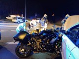 Pod Krakowem motocykl wbił się w bok samochodu. Droga była zablokowana
