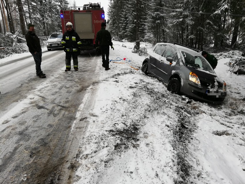 Zakopane. Śnieg znów sypie. Na drogach ślisko. Na Cyrhli auto w rowie 