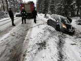 Zakopane. Śnieg znów sypie. Na drogach ślisko. Na Cyrhli auto w rowie 