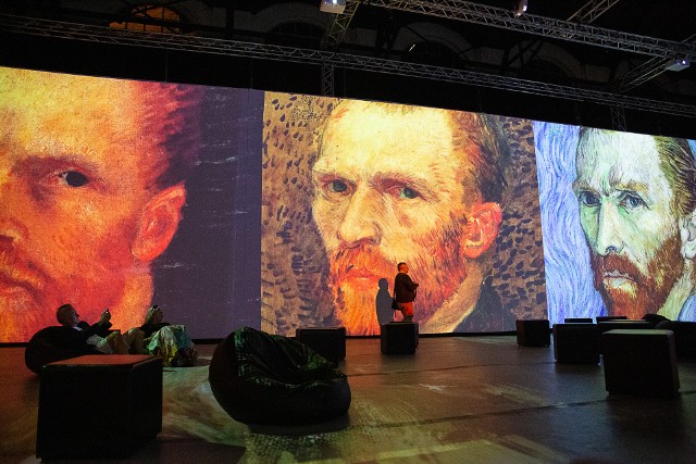 Prezentacji najważniejszych dzieł Van Gogha towarzyszy piękna oprawa dźwiękowa.