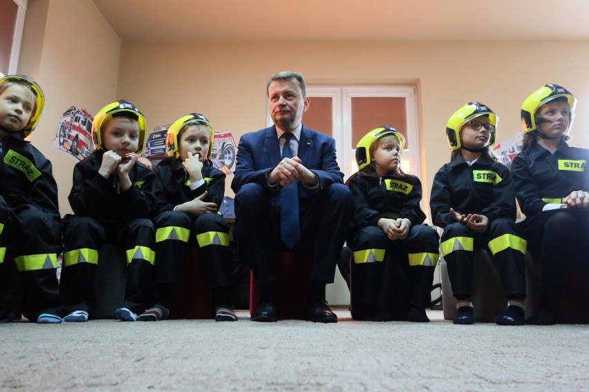Mariusz Błaszczak w Lublinie. Minister nagrodził braci, którzy próbowali ugasić pożar domu