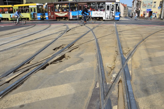 Stan rozjazdów na ul. Piłsudskiego przy skrzyżowaniu ze Świdnicką jest fatalny