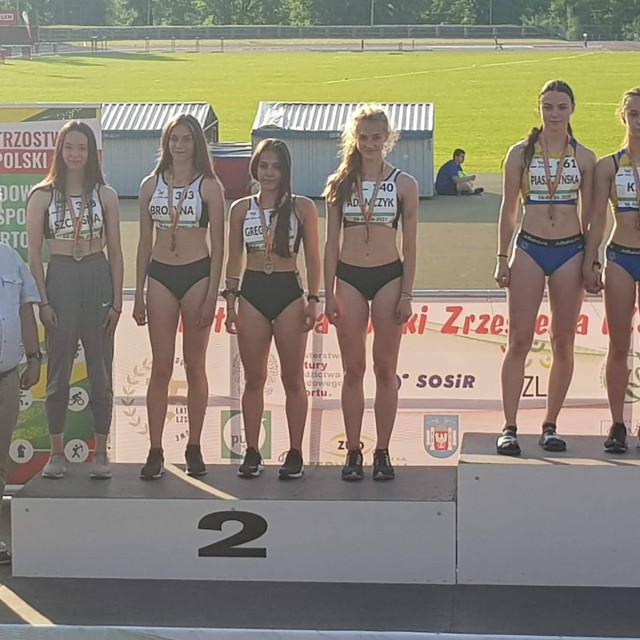 Młodzi sportowcy z Radomia znów osiągnęli dobre wyniki. Srebrna sztafeta z Radomia, od lewej: Natalia Szczęsna, Nikola Brożyna, Klaudia Gregorczyk oraz Julia Adamczyk.