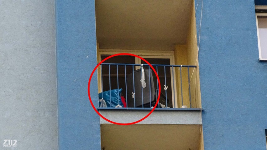 Mężczyzna wyszedł za barierki balkonu i chciał skoczyć z...