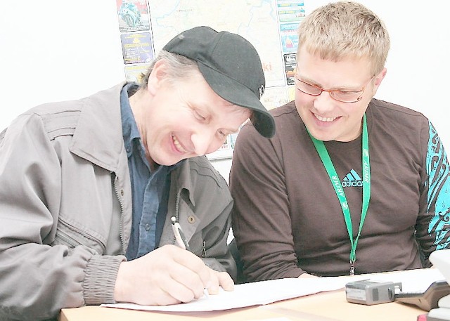 Składającego wniosek Krzysztofa Janiszewskiego z Gołębiewa (z lewej) o ostatni podpis prosił Jacek Piasecki, pracownik grudziądzkiego biura ARiMR