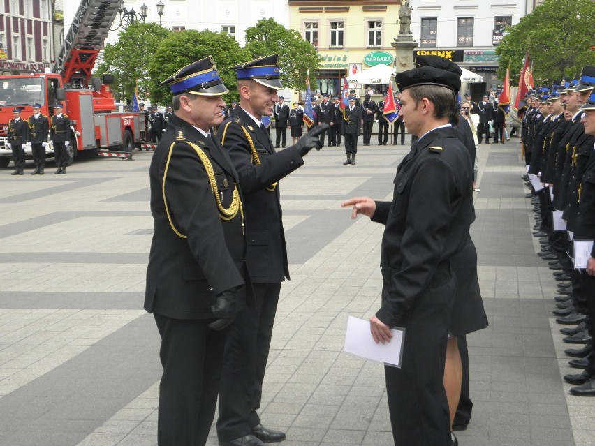 Uroczysty apel z okazji Dnia Strażaka na rynku w Rybniku