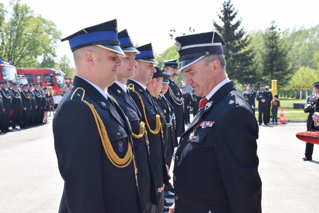 Strażacy i ich goście świętowali w Chełmnie - odebrali awanse, medale i nagrody.