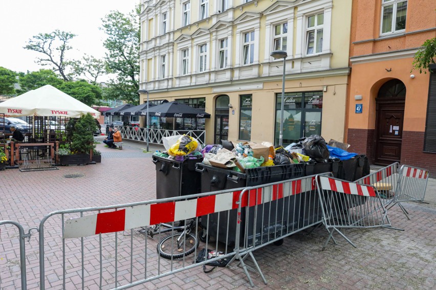 Trudno tu życzyć smacznego. Idziesz na obiad, siadasz w ogródku, a obok wielki śmietnik. Jak długo to potrwa?