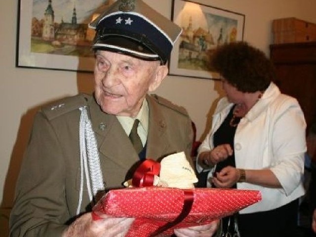 Pan Stanisław Grzechowski z okazji urodzin otrzymał nie tylko piękne kwiaty i ciepłe życzenia, ale też wiele prezentów.