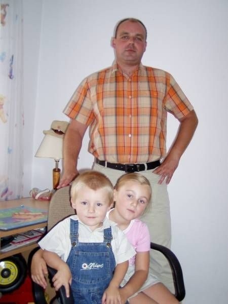 Wojciech Bernatowicz z sześcioletnią córką Martą i...