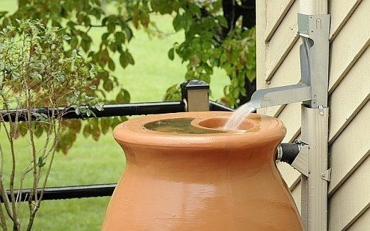 Deszczówkę można zbierać w najprostszych zbiornikach na wodę...