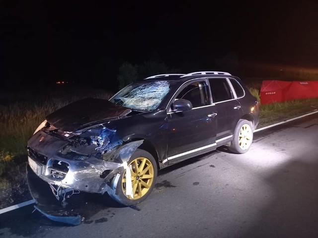 Tragiczny wypadek w Sompolnie. Samochód marki porsche zderzył się z motorowerem. Motorowerzysta i podróżujący z nim pasażer zginęli na miejscu. Zobacz zdjęcia --->
