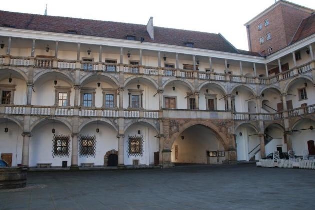 Dziedziniec Zamku Piastów Śląskich w Brzegu. Zamek jest chętnie odwiedzany przez turystów.
