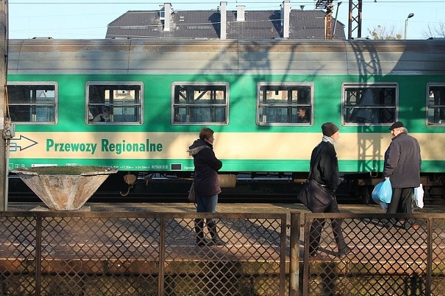 Ten rodzaj pociągów przenosi się ze Strzelec Opolskich na linię przez Kędzierzyn-Koźle. Pasażerowie narzekają, bo teraz będą musieli dłużej czekać na dworcach na inne składy.