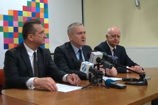 Wojciech Dzierzgowski (PSL, z lewej) i Robert Tyszkiewicz (PO, w środku) podzielili stanowiska i strefy wpływów w sejmiku.