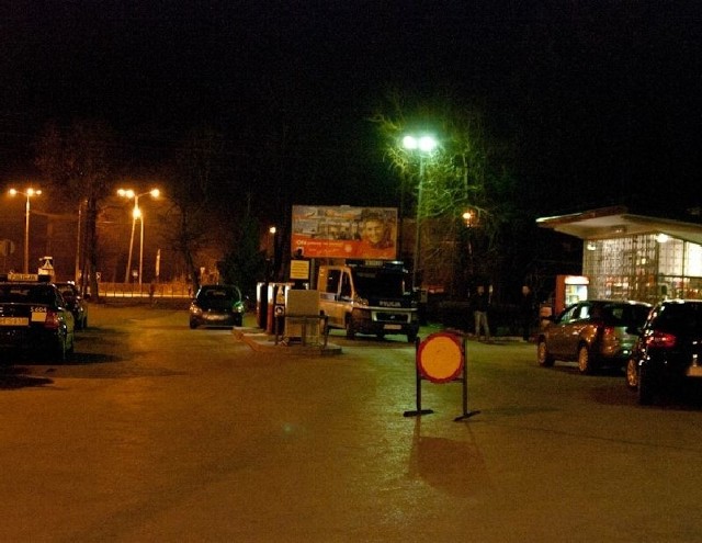 W środę wieczorem bandyta napadł na stację benzynową w Skarżysku. Pracownika ranił nożem. 