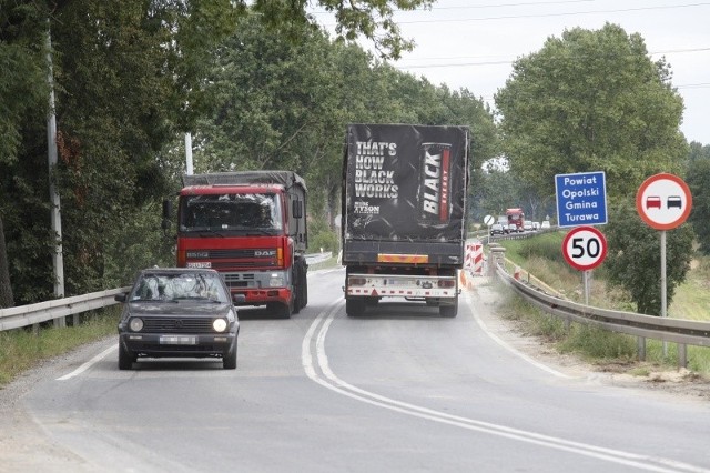 Trasą do Zawady jeździ bardzo dużo ciężkich samochodów, dlatego drogowcy zapowiadają, że w przyszłym roku będą wzmacniać kolejne fragmenty nasypu, po którym poprowadzona jest jezdnia.