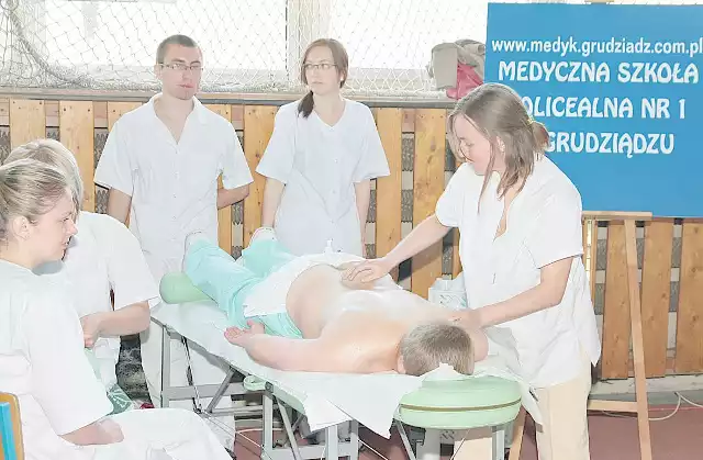 Uczniowie Zespołu Szkół Medycznych kusili masażami