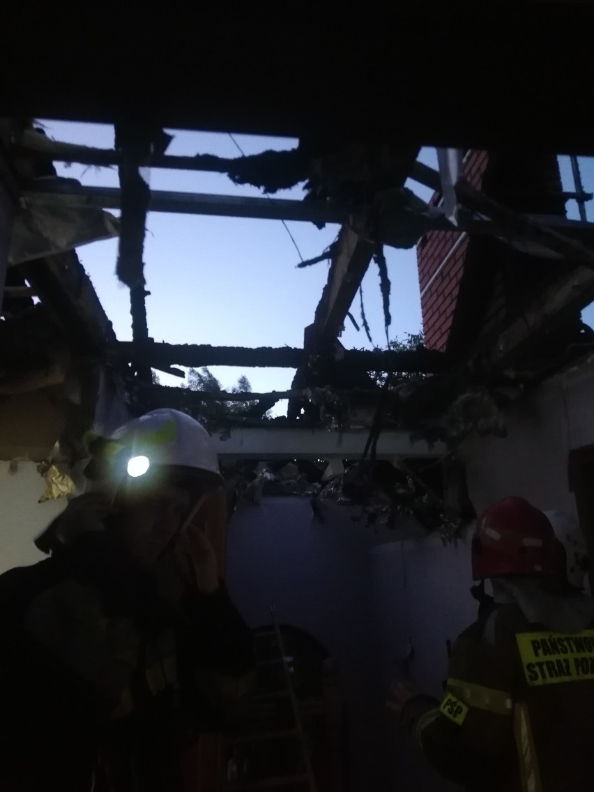 W nocy spaliło się poddasze jednorodzinnego domu w Choczni pod Wadowicami