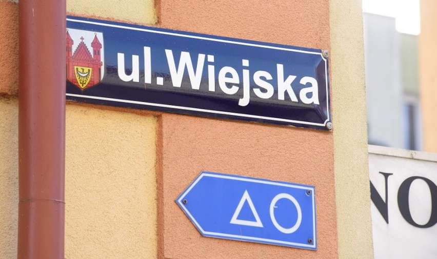 Na ulicy Wiejskiej w Świebodzinie jest kolorowo,wesoło i tajemniczo. Wystawa, mimo upływu lat, wciąż intryguje