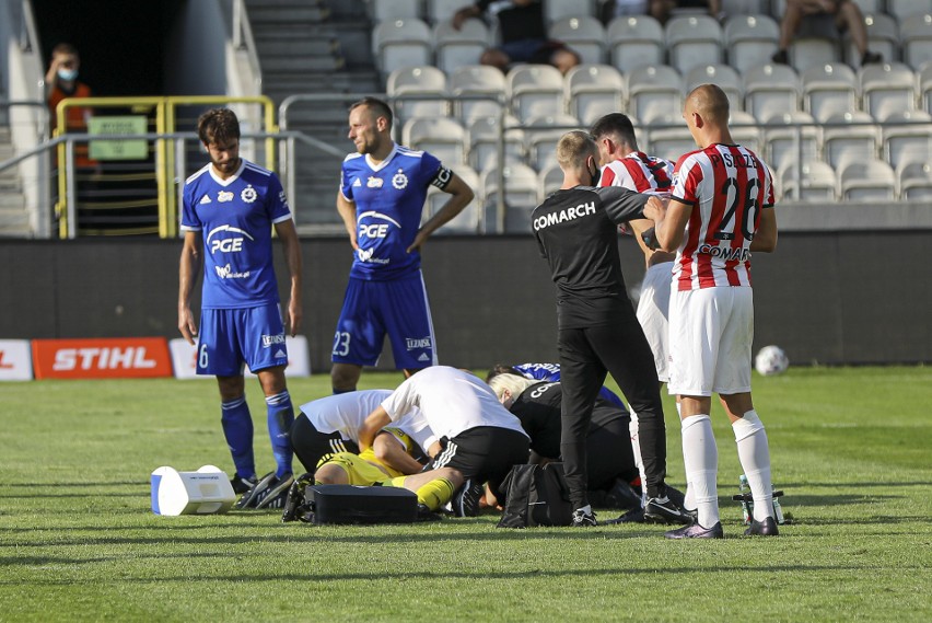 Rafał strączek, bramkarz Stali ucierpiał w starciu