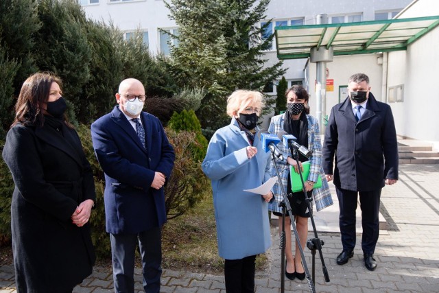 Sekretarz stanu, wiceminister rozwoju, pracy i technologii, Iwona Michałek podczas konferencji w Toruniu