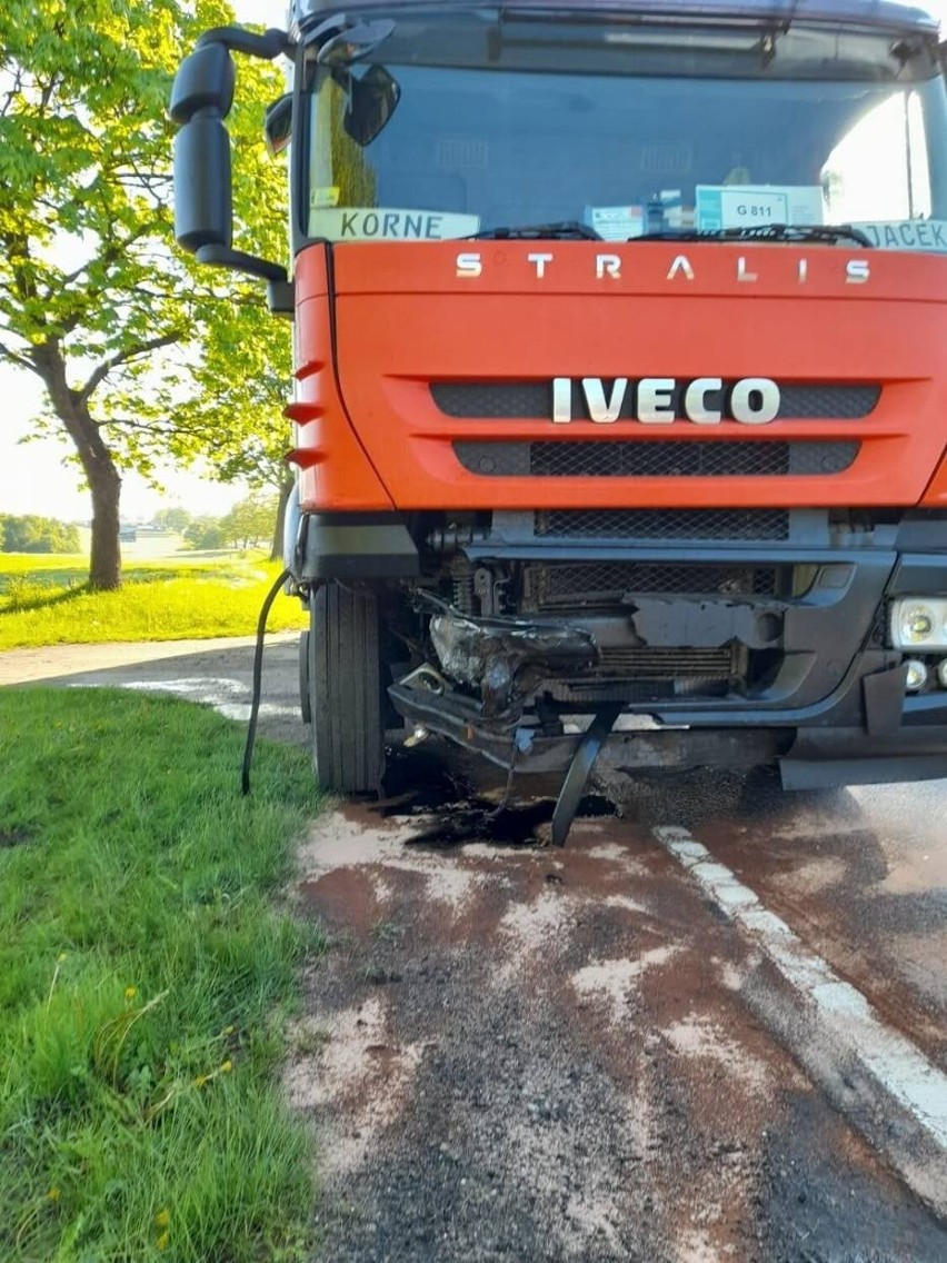 Kolizja w Egiertowie 24.05.2021 r. Golf zderzył się z ciężarówką, a potem dachował!