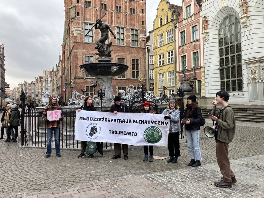 Demonstracja w obronie klimatu. Kilka osób manifestowało na Długim Targu w Gdańsku