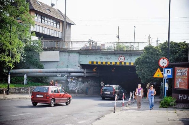 Sąsiadujące z ulicą istniejące przejście pod nasypem kolejowym jest ciasne i brzydkie. Ludzie duszą się tu od nadmiaru spalin.