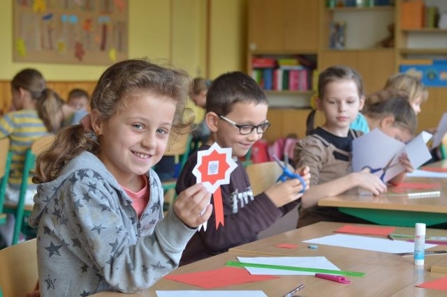 W piątek na lekcjach biało-czerwone kokardy robili m.in. uczniowie z klasy IIIb opolskiej SP nr 15.