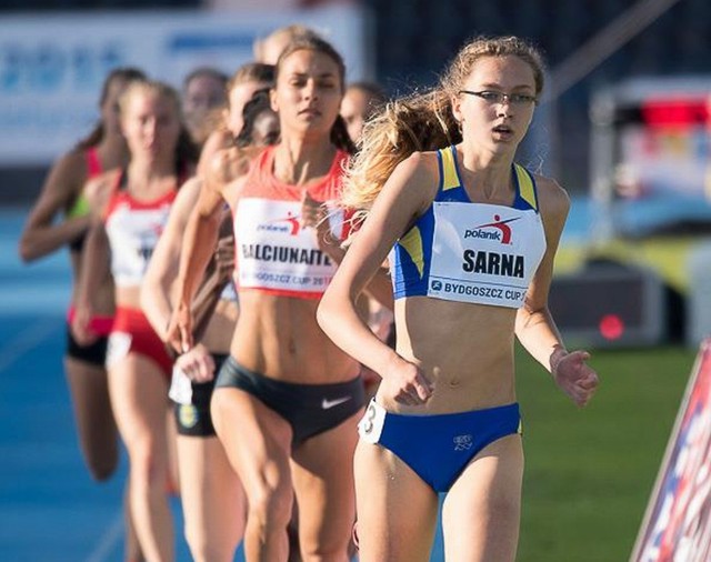 Angelika Sarna (na pierwszym planie) z Victorii Stalowa Wola jest Halową Mistrzynią Polski Juniorów w biegu na dystansie 800 metrów.