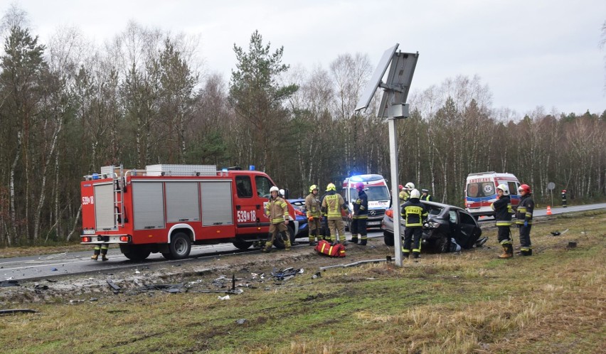 Czołowe zderzenie dwóch toyot na drodze Szczecin - Chociwel. Ranni kierowcy. Ruch wahadłowy ZDJĘCIA, WIDEO