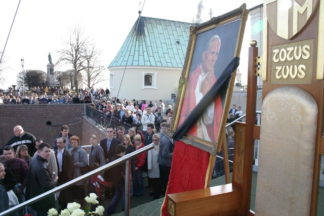 Śmierć papieża Jana Pawła II, modlitwy na Jasnej Górze (2005 rok). Zobacz kolejne zdjęcia/plansze. Przesuwaj zdjęcia w prawo - naciśnij strzałkę lub przycisk NASTĘPNE