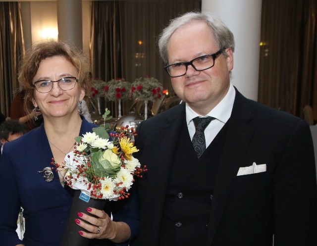 Arkadiusz Siwko, prezes Polskiego Grupy Zbrojeniowej wręczył kwiaty pani wojewodzie.