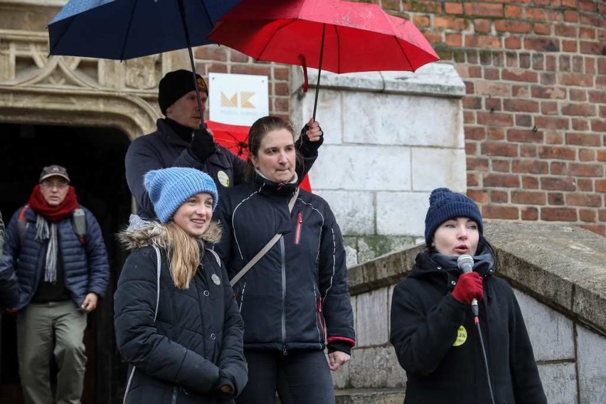 Protest na Rynku Głównym. Rodzice i uczniowie wsparli strajkujących nauczycieli [ZDJĘCIA]