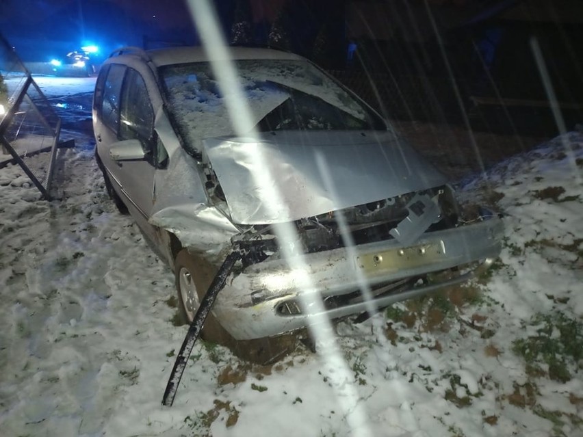 Ostrów Mazowiecka. Pijany kierowca wjechał w samochód zaparkowany przy ul. Zachodniej. 1.12.2021