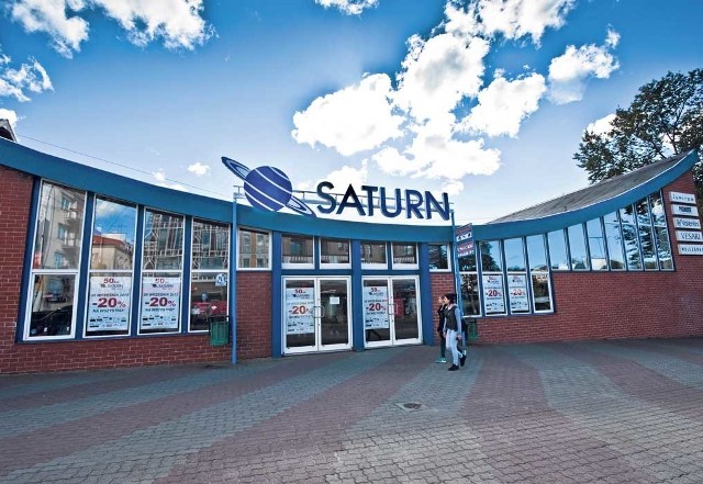 Pierwotnie Saturn był konstrukcją ze szkła i aluminium. Nad wejściem była wieża z planetą Saturn